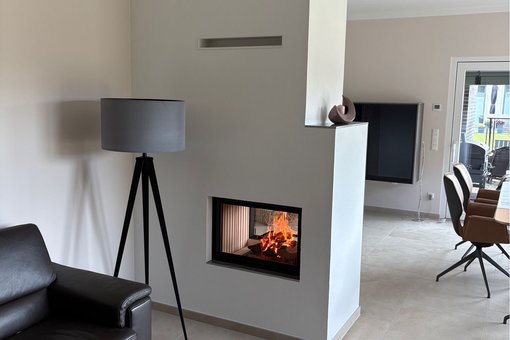 Zweiseitiger Kamin als Raumtrenner